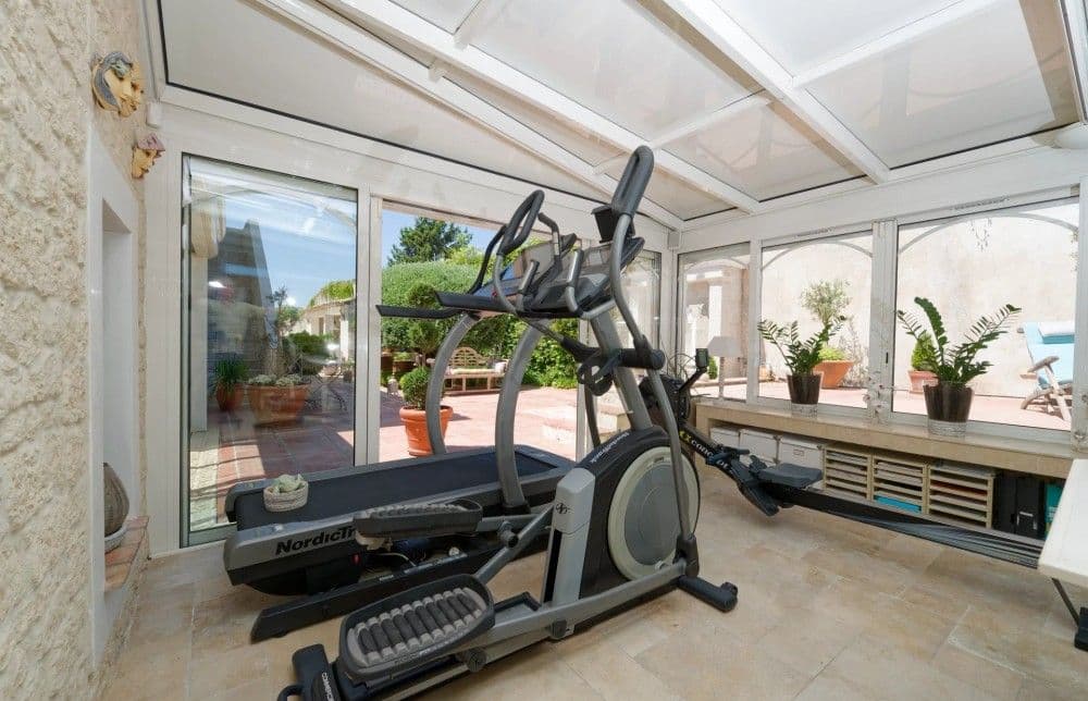 Fitness room in a glazed conservatory, 3-bedroom villa in Fabron, Nice