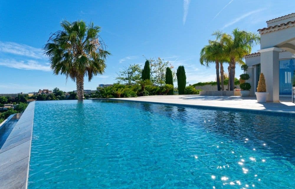 Swimming pool with palm trees and sun terrace, 3-bedroom villa in Fabron, Nice