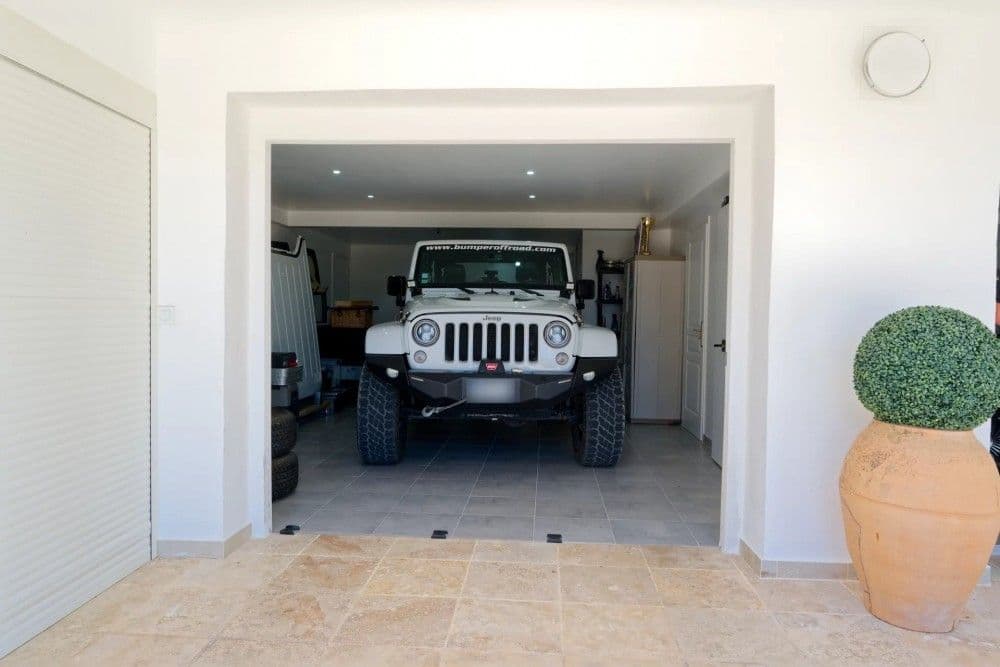 Garage with space for a car, 3-bedroom villa in Fabron, Nice