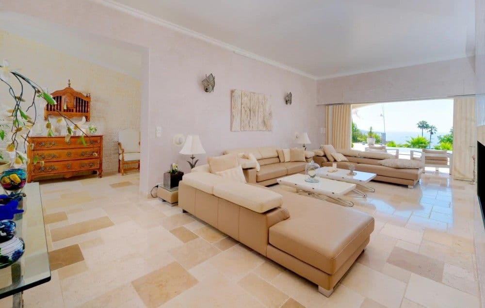 Living room with corner sofa, limestone floor and sea view, 3-bedroom villa in Fabron, Nice