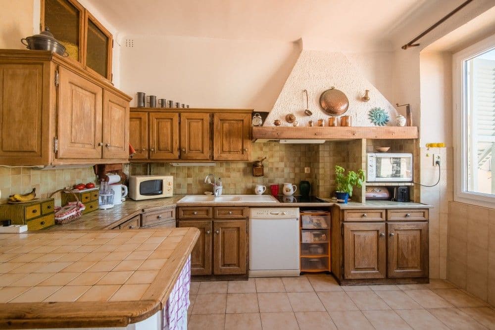 Kitchen with wooden units and tiled worktop, 2-bedroom apartment in the Port, Nice