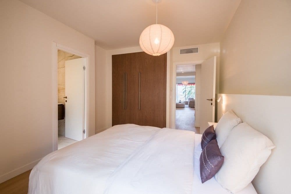 Bedroom with walnut wardrobe and en-suite bathroom, 2-bedroom apartment in Mont Boron, Nice