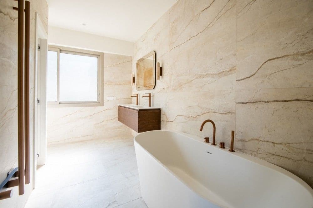 Bathroom with freestanding bathtub and marble-effect walls, 2-bedroom apartment in Mont Boron, Nice