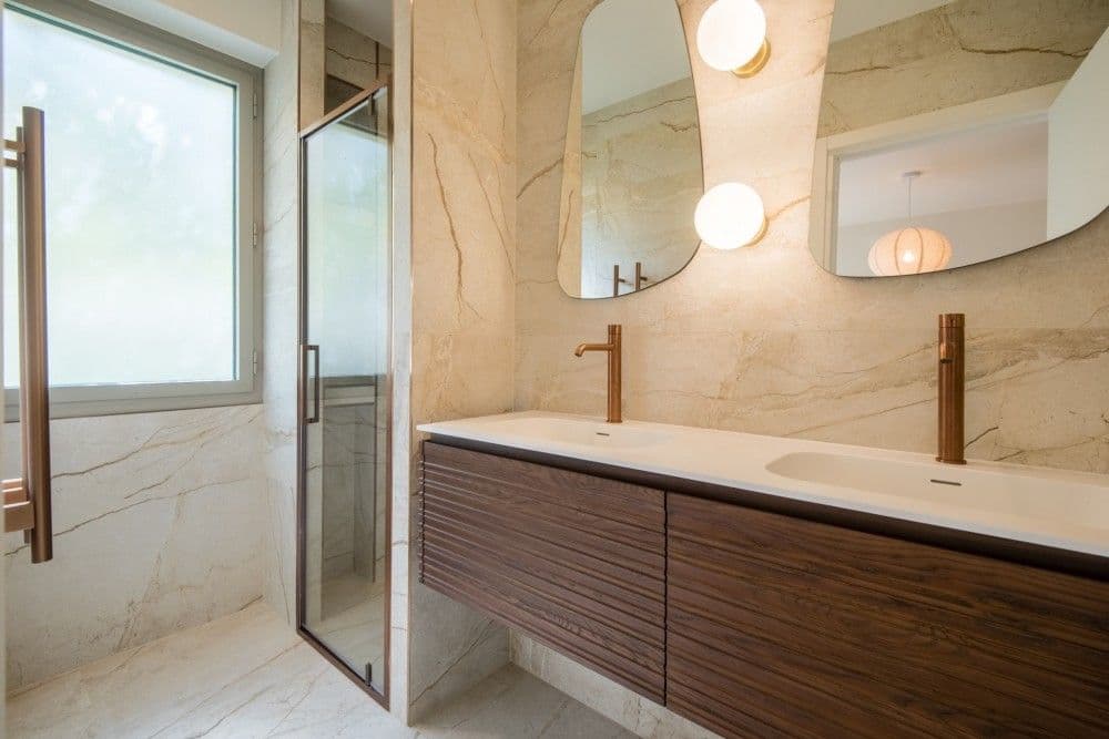 Bathroom with double vanity and walnut cabinet, 2-bedroom apartment in Mont Boron, Nice