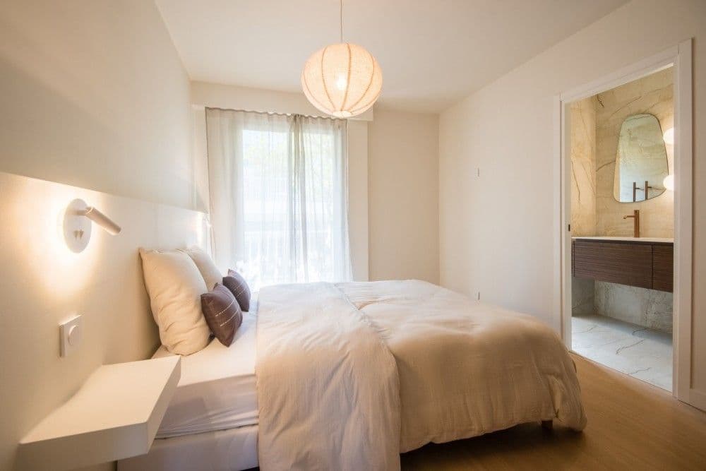 Bedroom with en-suite bathroom and window onto the gardens, 2-bedroom apartment in Mont Boron, Nice