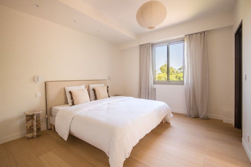 Bedroom with upholstered headboard and window onto the trees, 2-bedroom apartment in Mont Boron, Nice