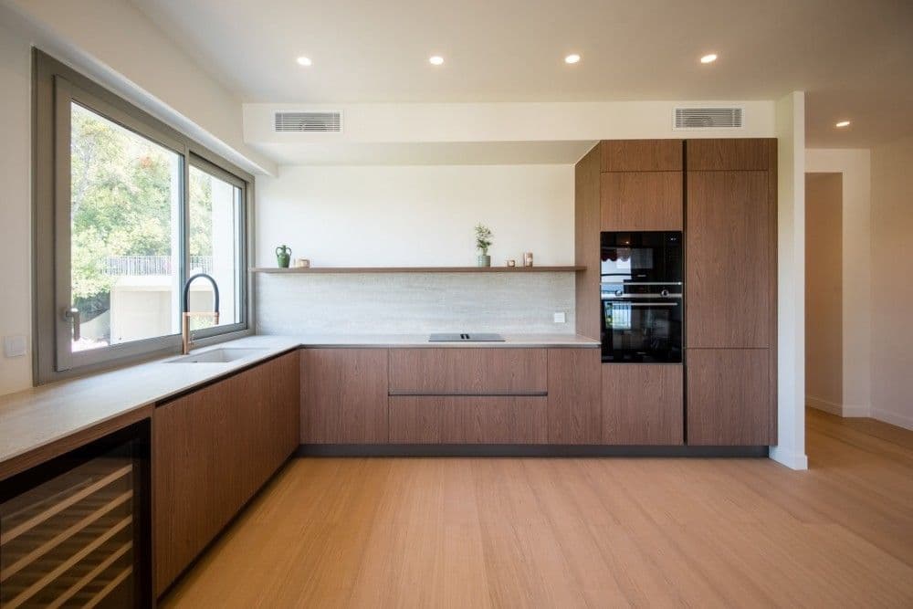 Kitchen with walnut units, wine fridge and window, 2-bedroom apartment in Mont Boron, Nice