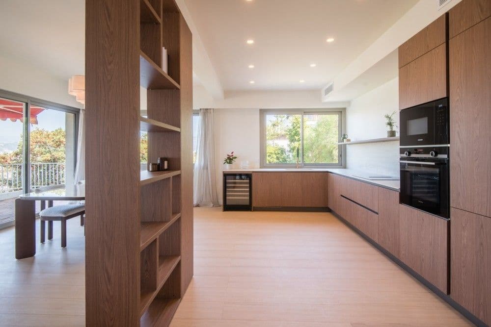 Open-plan kitchen with walnut cabinetry, 2-bedroom apartment in Mont Boron, Nice