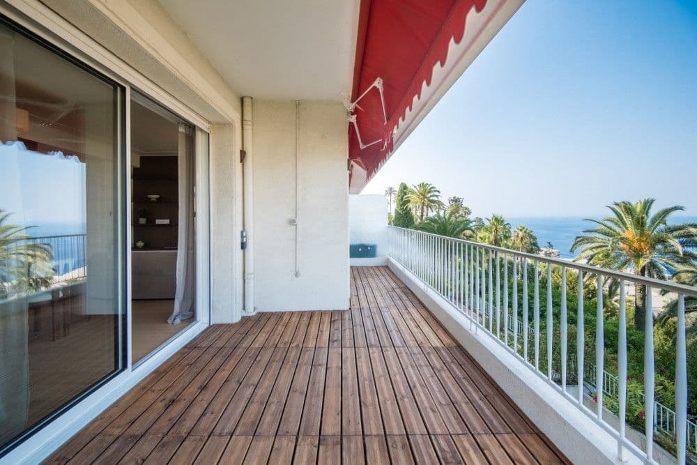 Long terrace with wooden deck, awning and sea view, 2-bedroom apartment in Mont Boron, Nice