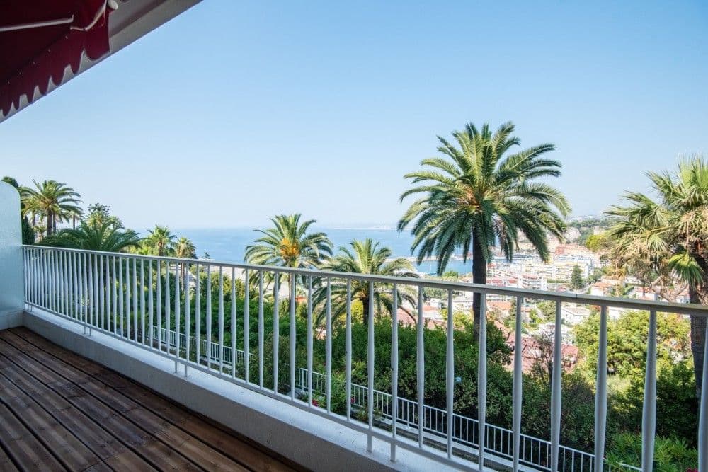 Terrace overlooking palm trees and the sea, 2-bedroom apartment in Mont Boron, Nice