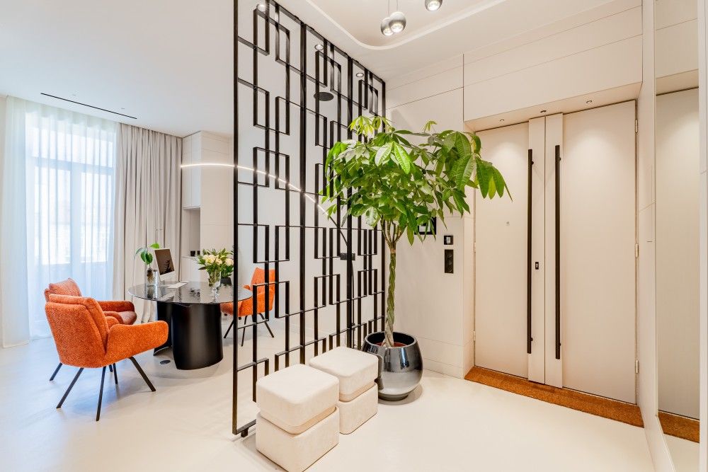 Entrance with decorative metal screen and dining nook, 3-bedroom apartment in Wilson, Nice