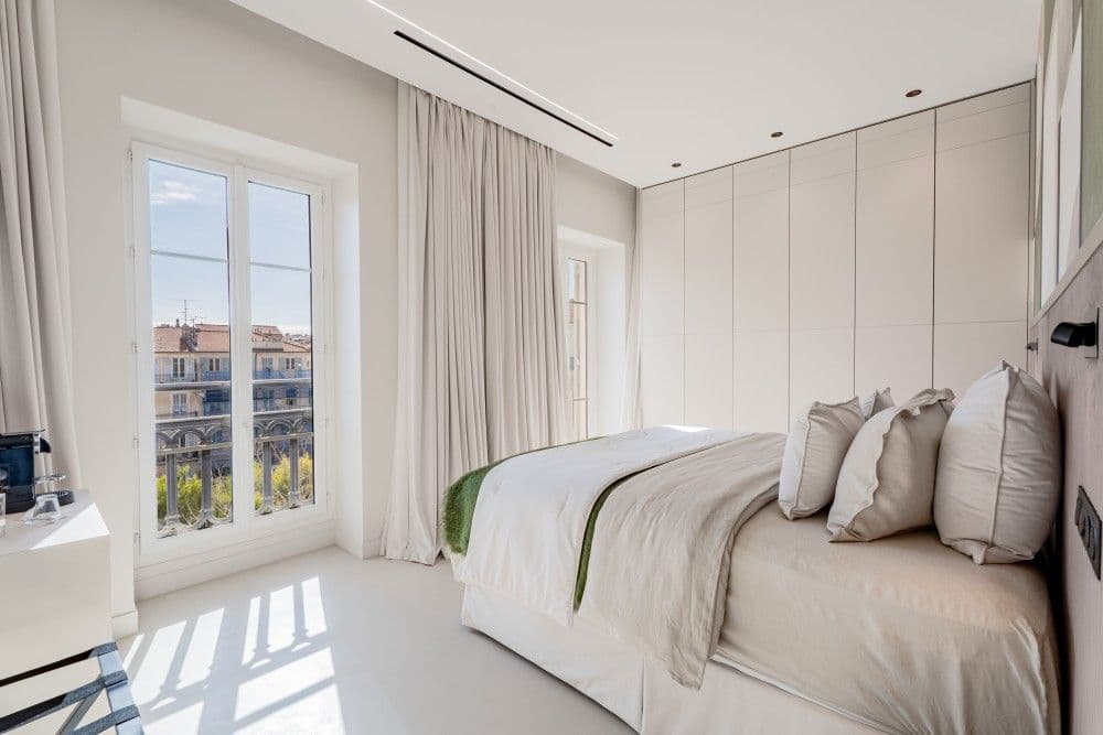 Bedroom with French window and fitted wardrobes, 3-bedroom apartment in Wilson, Nice