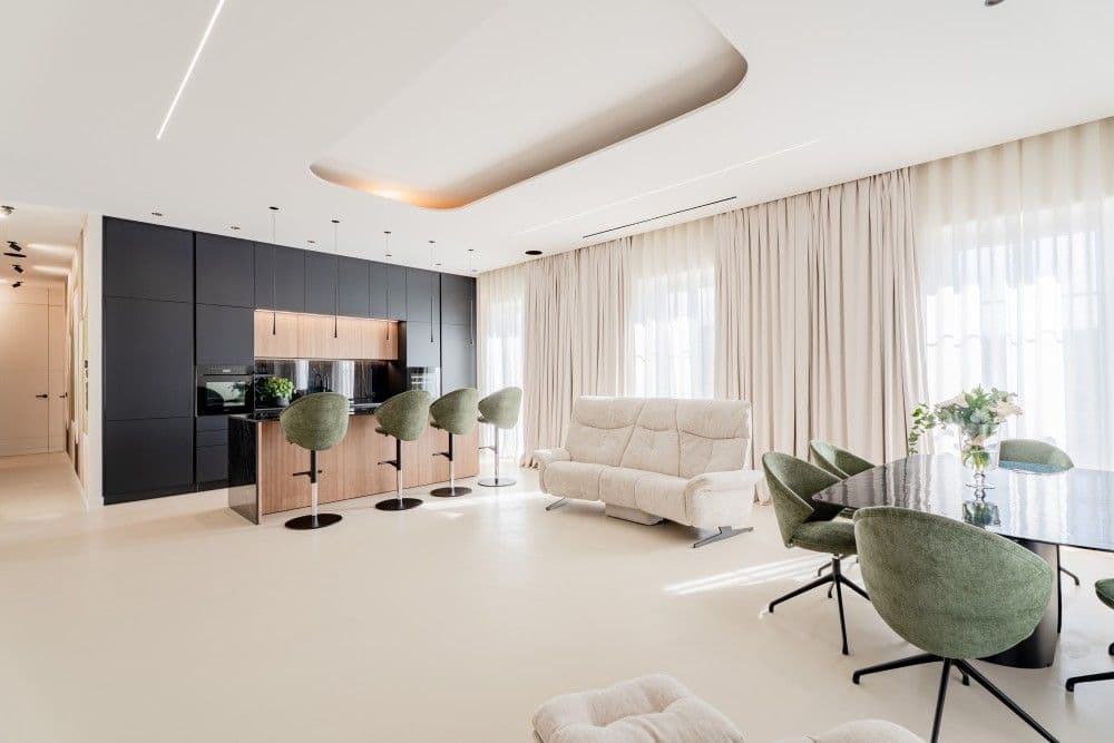 Open-plan living room with breakfast bar and sofa, 3-bedroom apartment in Wilson, Nice