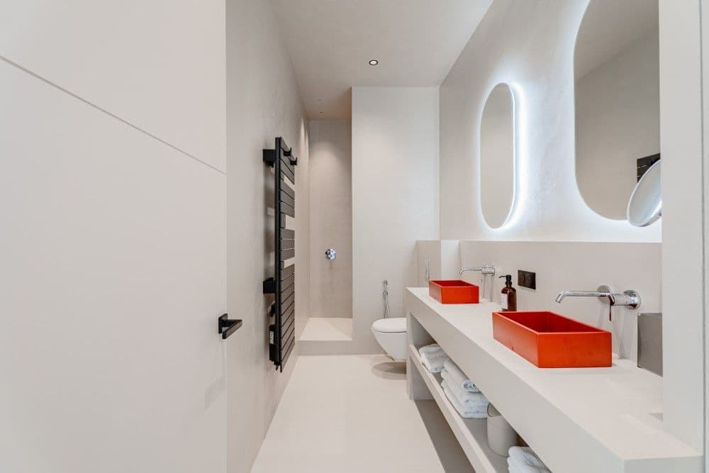 Bathroom with orange basins and illuminated oval mirror, 3-bedroom apartment in Wilson, Nice