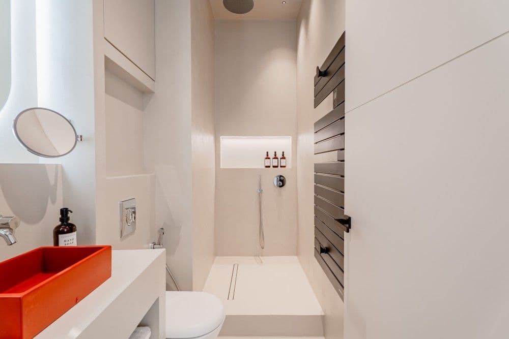 Shower room with orange basin and walk-in shower, 3-bedroom apartment in Wilson, Nice