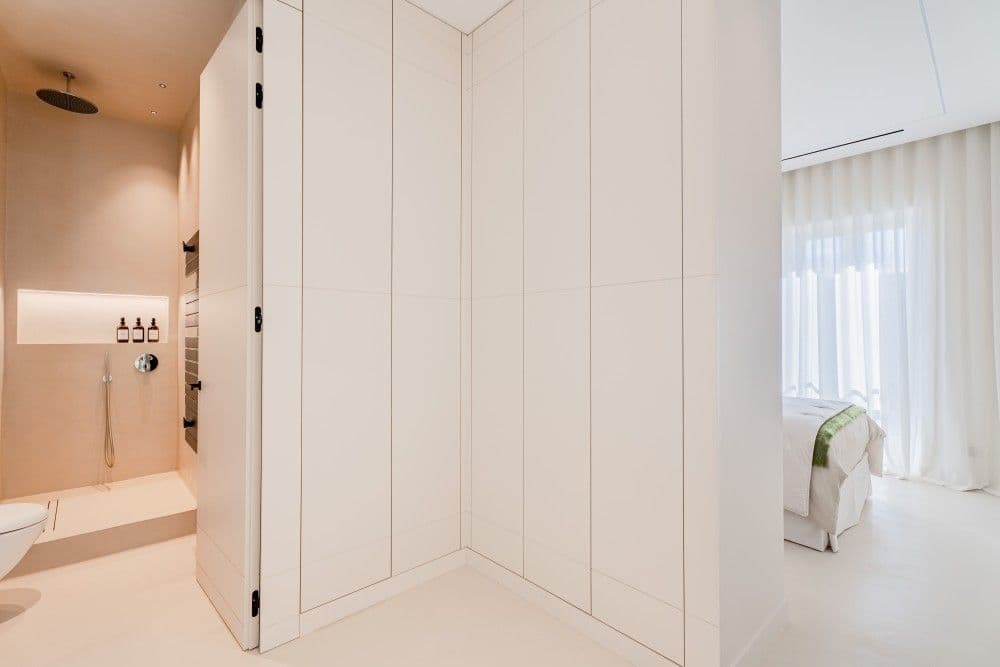 Bedroom with en-suite shower and handleless wardrobes, 3-bedroom apartment in Wilson, Nice
