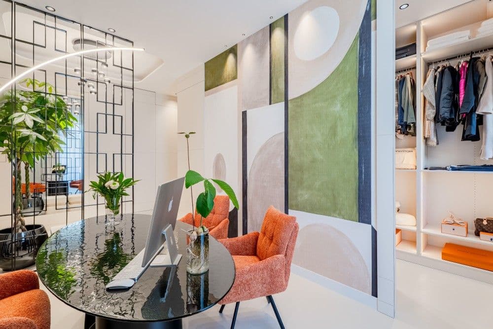 Dining nook beside a walk-in wardrobe, 3-bedroom apartment in Wilson, Nice