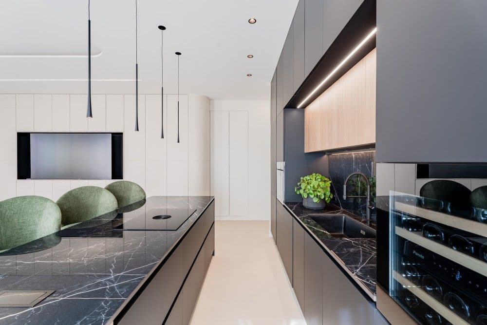 Kitchen with black marble island and wine fridge, 3-bedroom apartment in Wilson, Nice