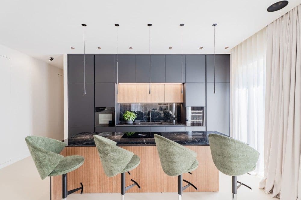 Breakfast bar with green velvet stools, 3-bedroom apartment in Wilson, Nice