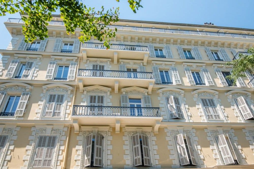 Belle Époque façade with stone balconies, 3-bedroom apartment in Wilson, Nice