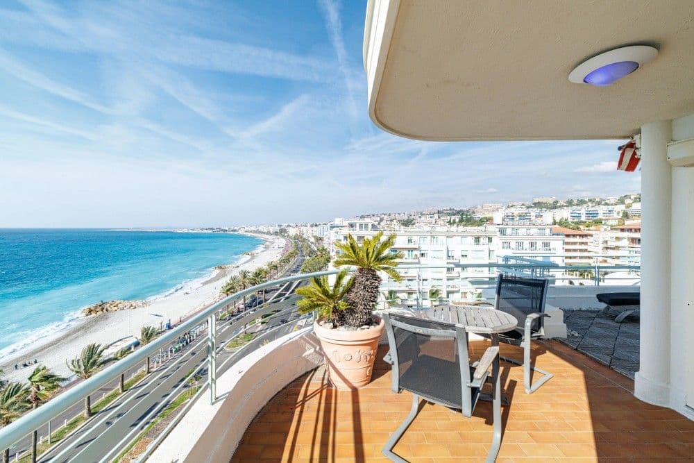 Balcony with a view along the Promenade des Anglais and the beach, 3-bedroom apartment in the Promenade des Anglais, Nice