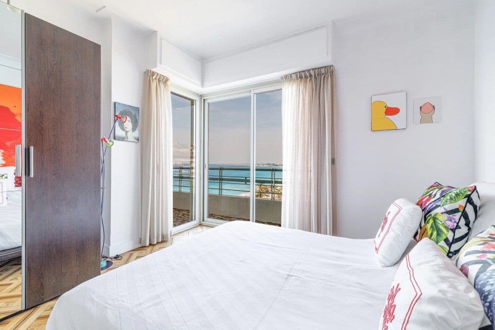 Bedroom with corner windows and a view of the sea, 3-bedroom apartment in the Promenade des Anglais, Nice