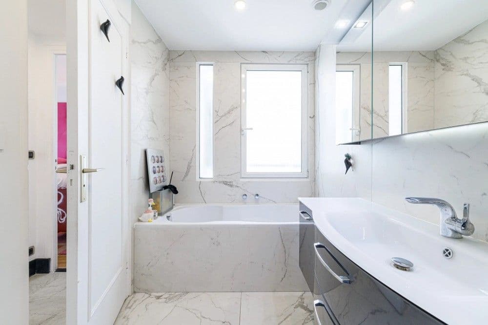 Bathroom with bathtub and marble walls, 3-bedroom apartment in the Promenade des Anglais, Nice