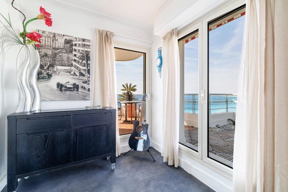 Living room with French windows to the sea-view terrace, 3-bedroom apartment in the Promenade des Anglais, Nice