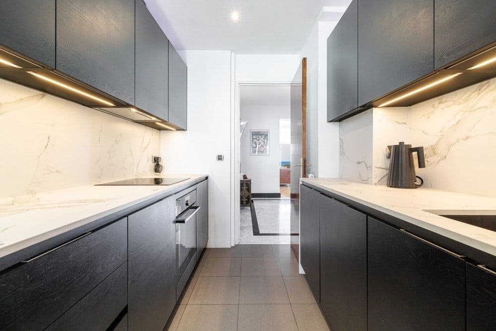 Kitchen with black units and marble-effect splashback, 3-bedroom apartment in the Promenade des Anglais, Nice