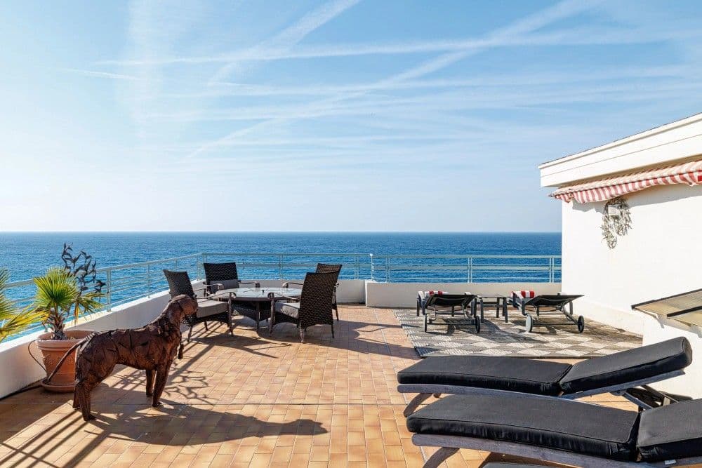 Roof terrace with sun loungers and a panoramic sea view, 3-bedroom apartment in the Promenade des Anglais, Nice