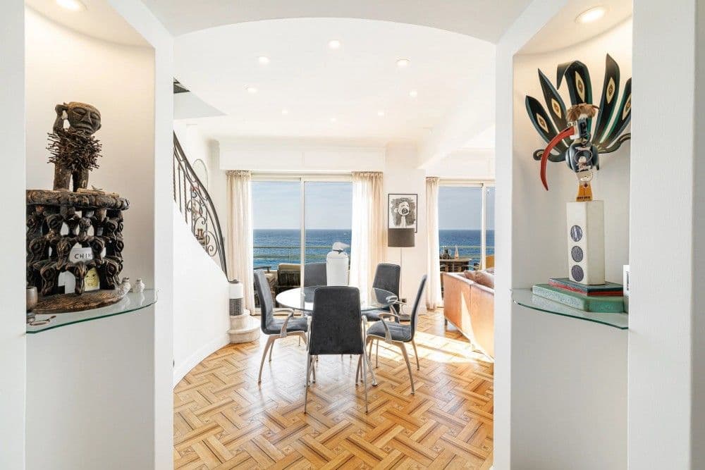Dining area with spiral staircase and sea view, 3-bedroom apartment in the Promenade des Anglais, Nice