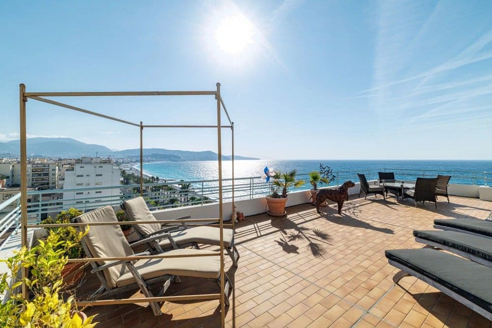 Roof terrace with canopy, loungers and a view of the coast, 3-bedroom apartment in the Promenade des Anglais, Nice