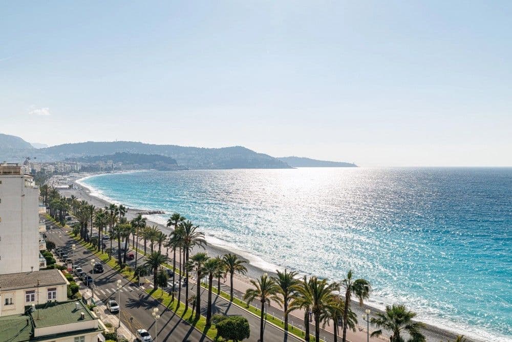 View along the Promenade des Anglais to Cap d’Antibes, 3-bedroom apartment in the Promenade des Anglais, Nice