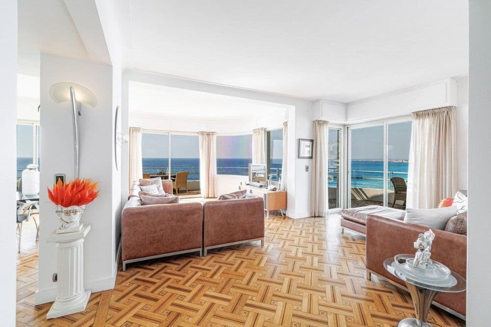 Living room with leather sofas and sea views, 3-bedroom apartment in the Promenade des Anglais, Nice