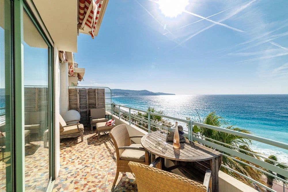Terrace with table and chairs above the Promenade, 3-bedroom apartment in the Promenade des Anglais, Nice