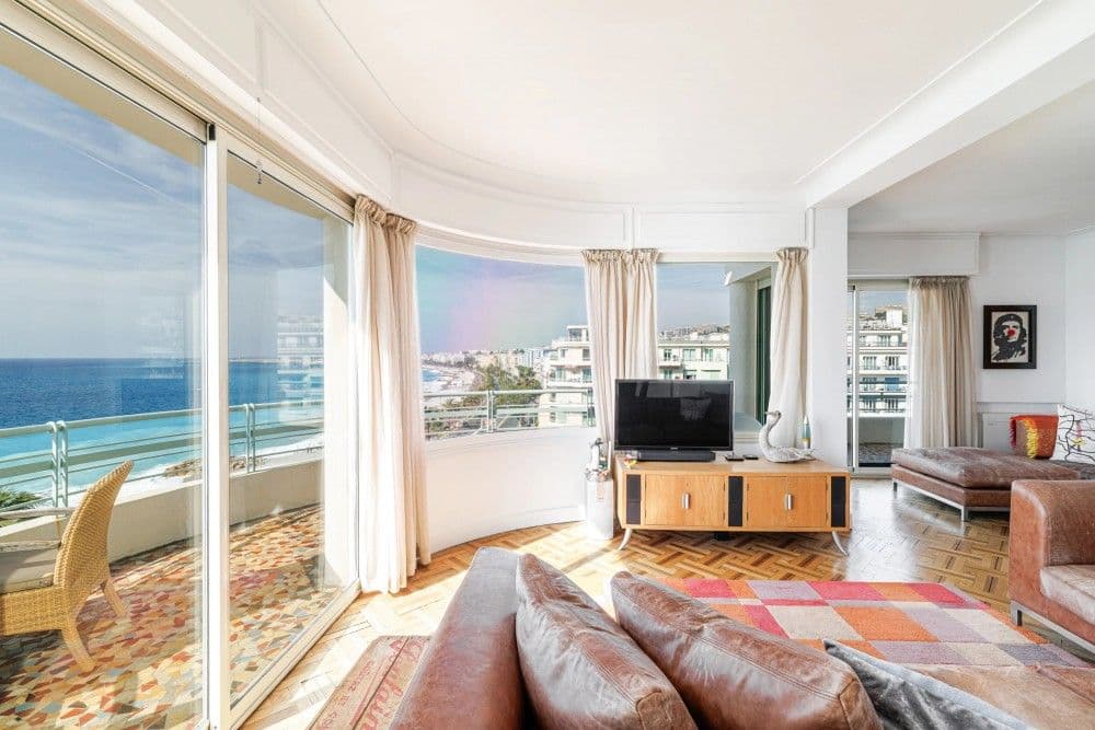 Living room with curved bay window facing the sea, 3-bedroom apartment in the Promenade des Anglais, Nice