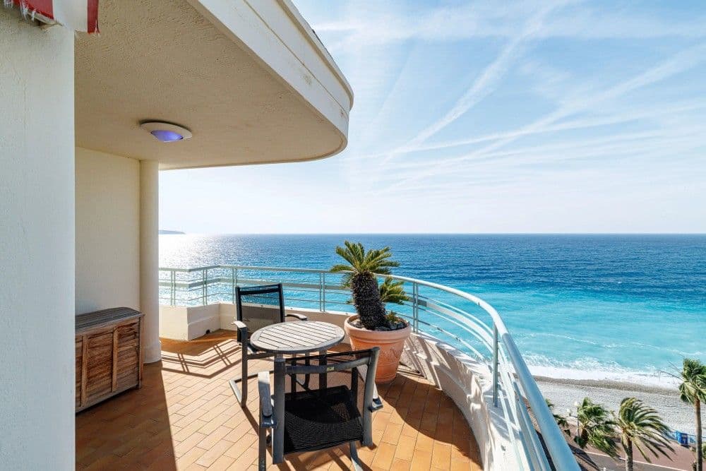 Rounded balcony with a view over the beach, 3-bedroom apartment in the Promenade des Anglais, Nice