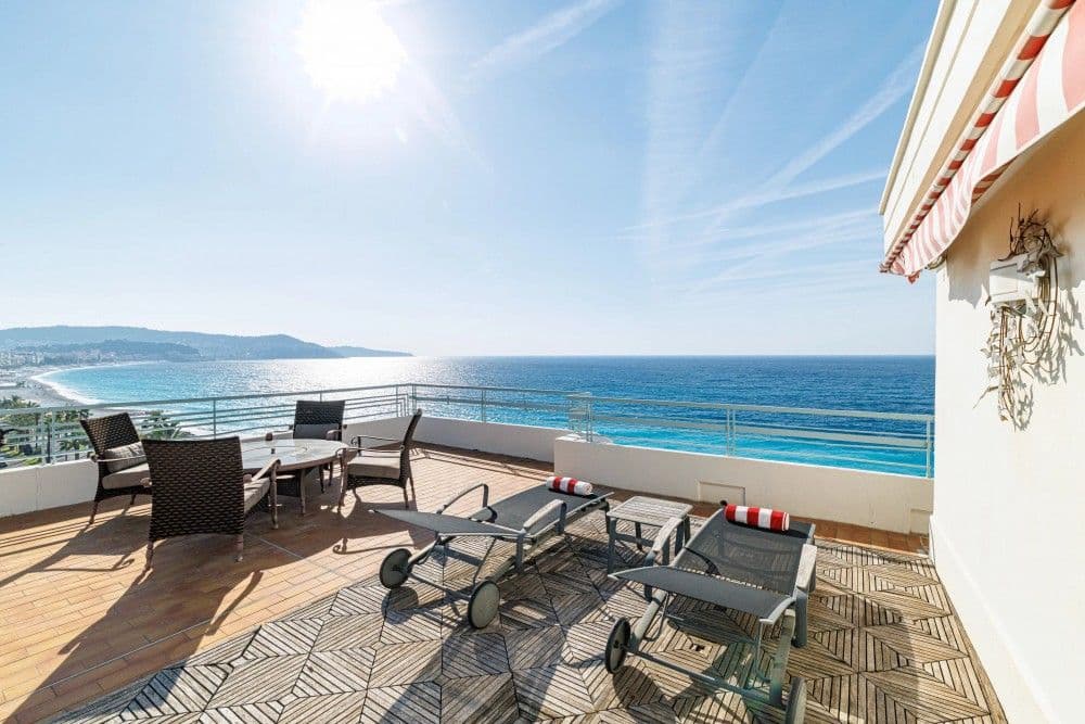 Roof terrace with dining table and sun loungers, 3-bedroom apartment in the Promenade des Anglais, Nice