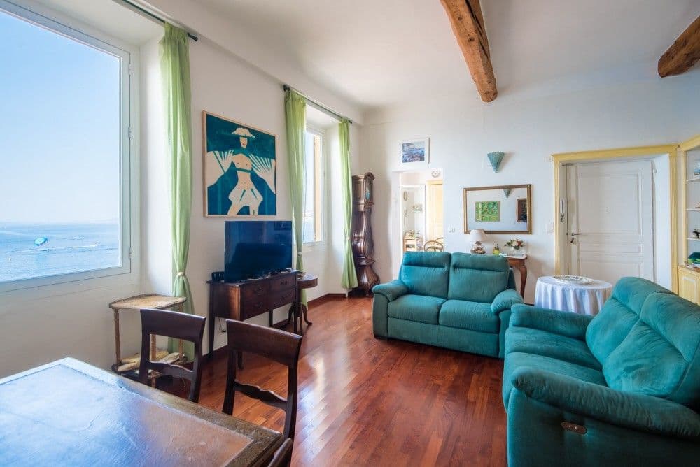 Living room with exposed beams and sea views, 3-bedroom apartment in the Promenade des Anglais, Nice