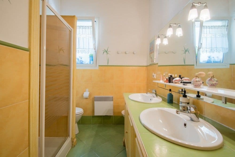 Bathroom with double basin and shower, 3-bedroom apartment in the Promenade des Anglais, Nice