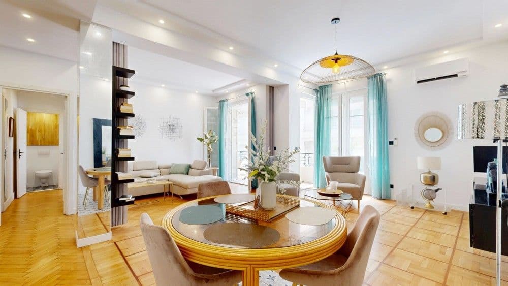 Living and dining room with round table and parquet floor, 1-bedroom apartment in the Promenade des Anglais, Nice