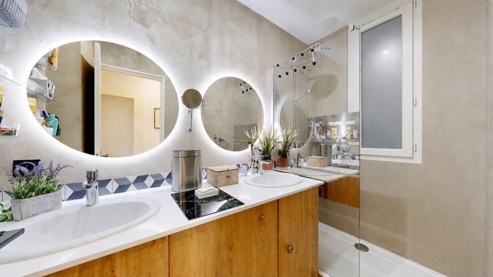 Shower room with illuminated oval mirrors and double basin, 1-bedroom apartment in the Promenade des Anglais, Nice