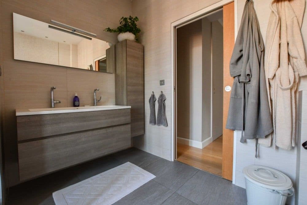 Bathroom with double vanity and large mirror, 3-bedroom apartment in the Carré d’Or, Nice