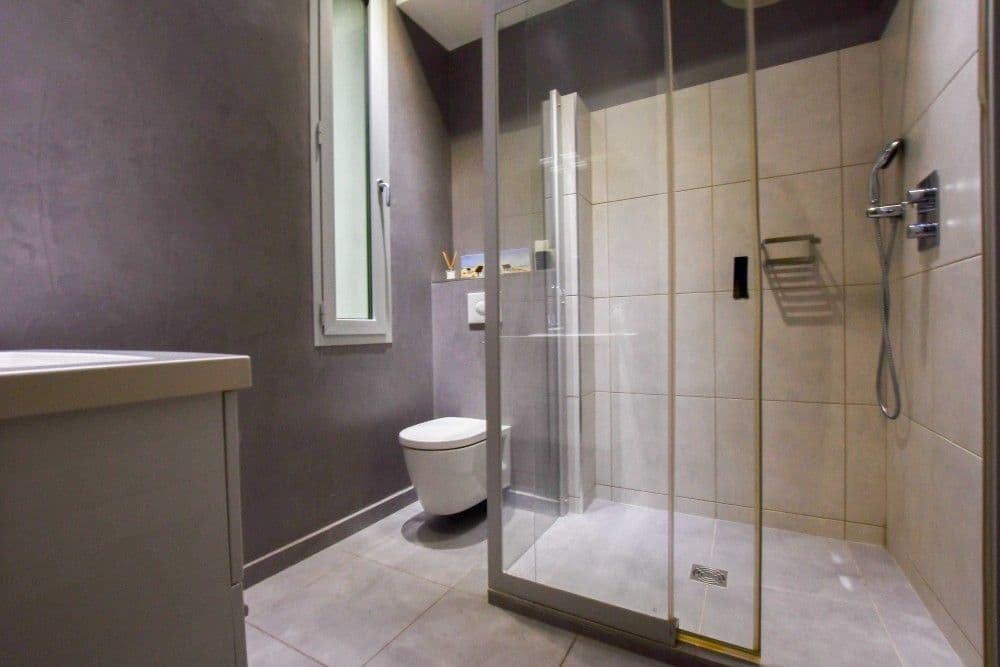 Shower room with glass shower enclosure and wall-hung toilet, 3-bedroom apartment in the Carré d’Or, Nice