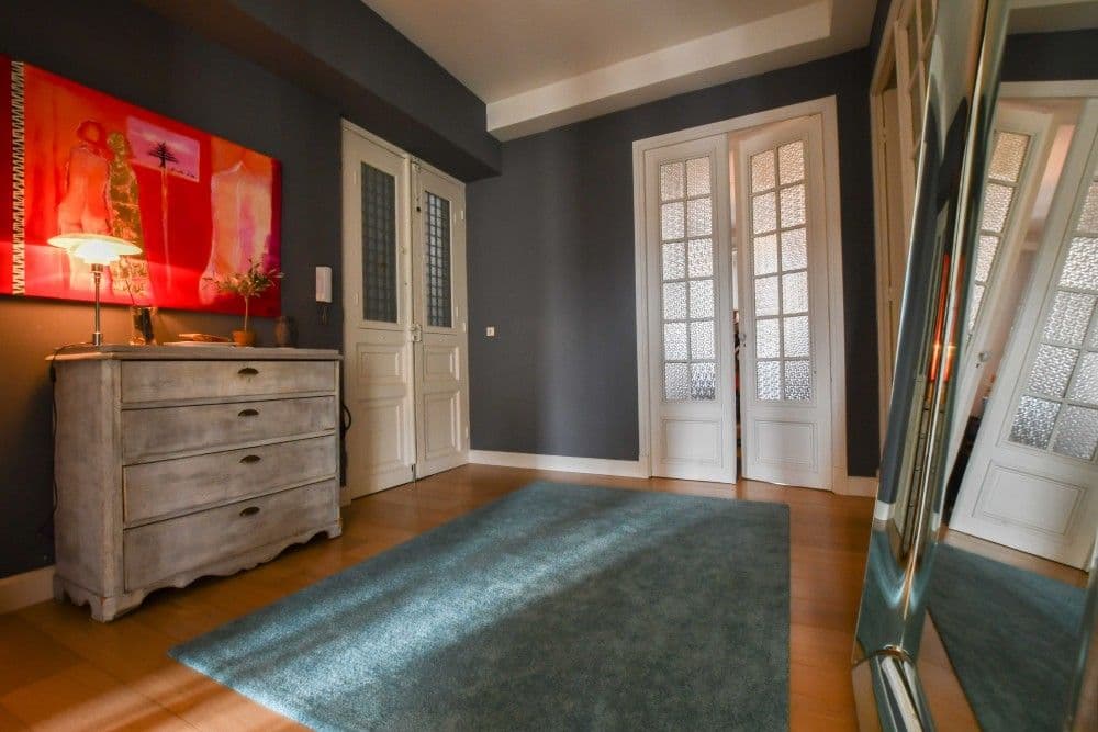 Bedroom with chest of drawers and glazed double doors, 3-bedroom apartment in the Carré d’Or, Nice