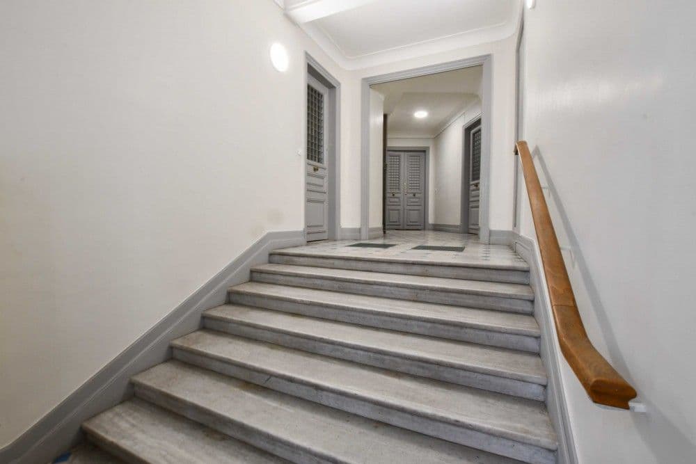 Stone staircase in the building’s common areas, 3-bedroom apartment in the Carré d’Or, Nice
