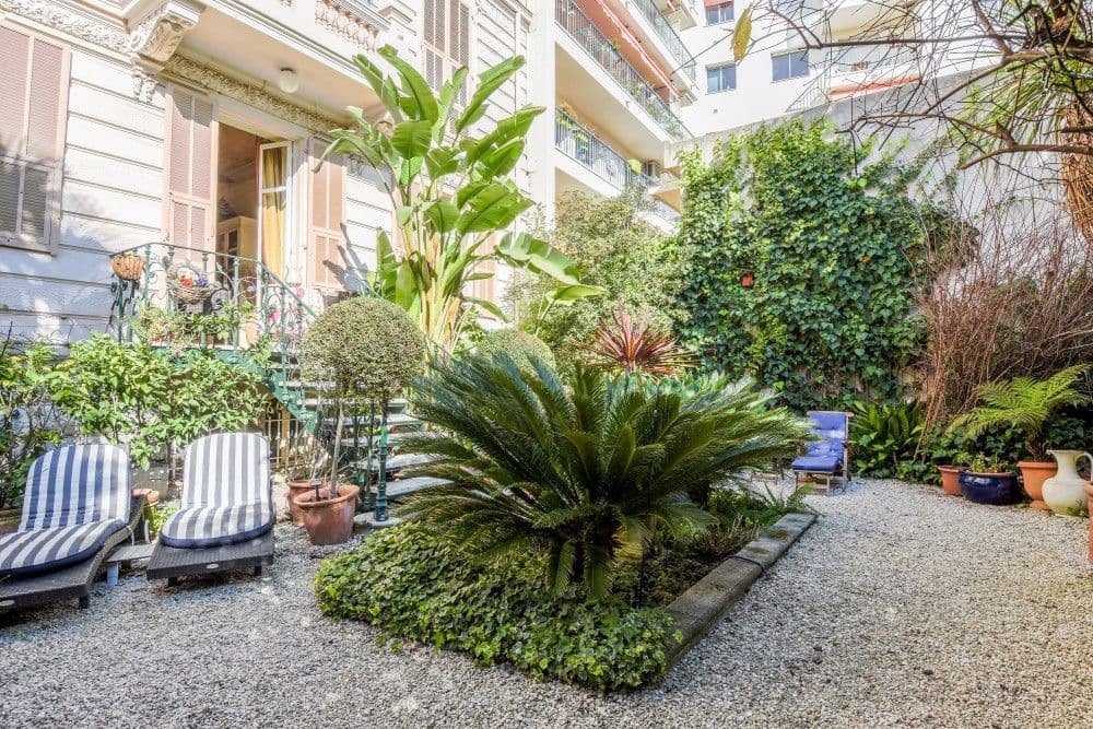Private garden with palms, gravel and sun loungers, 2-bedroom apartment in central Nice