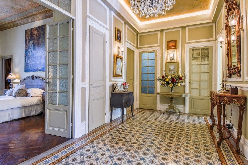 Entrance hall with patterned cement tiles, mirror and chandelier, 2-bedroom apartment in central Nice