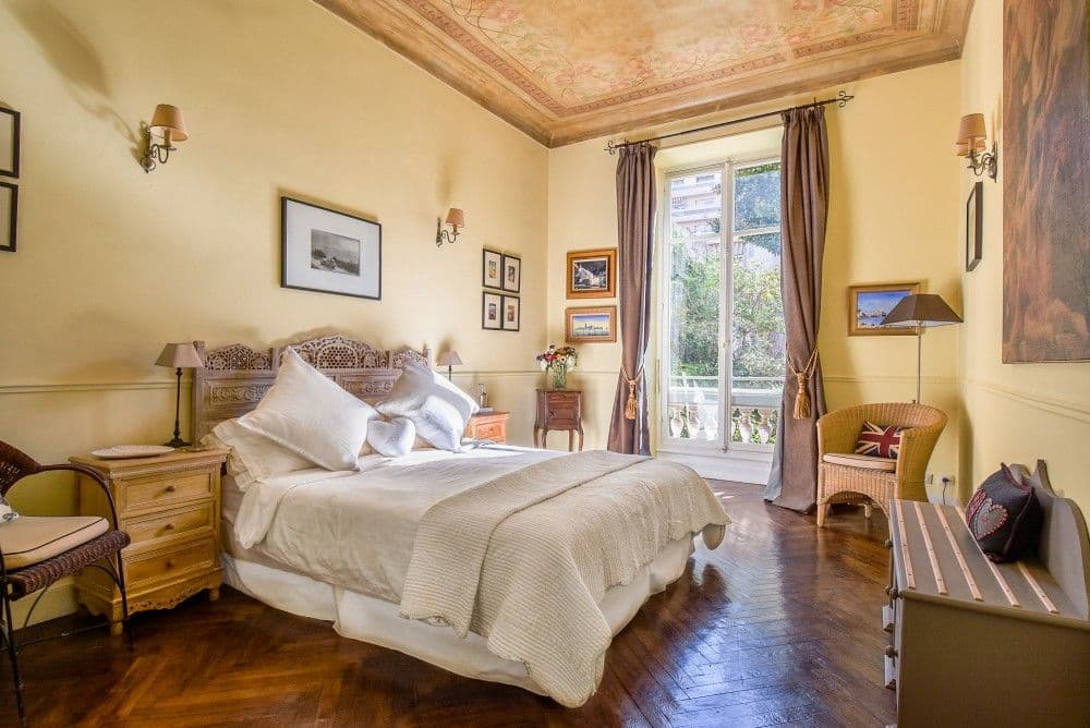 Bedroom with painted ceiling and French window onto the garden, 2-bedroom apartment in central Nice