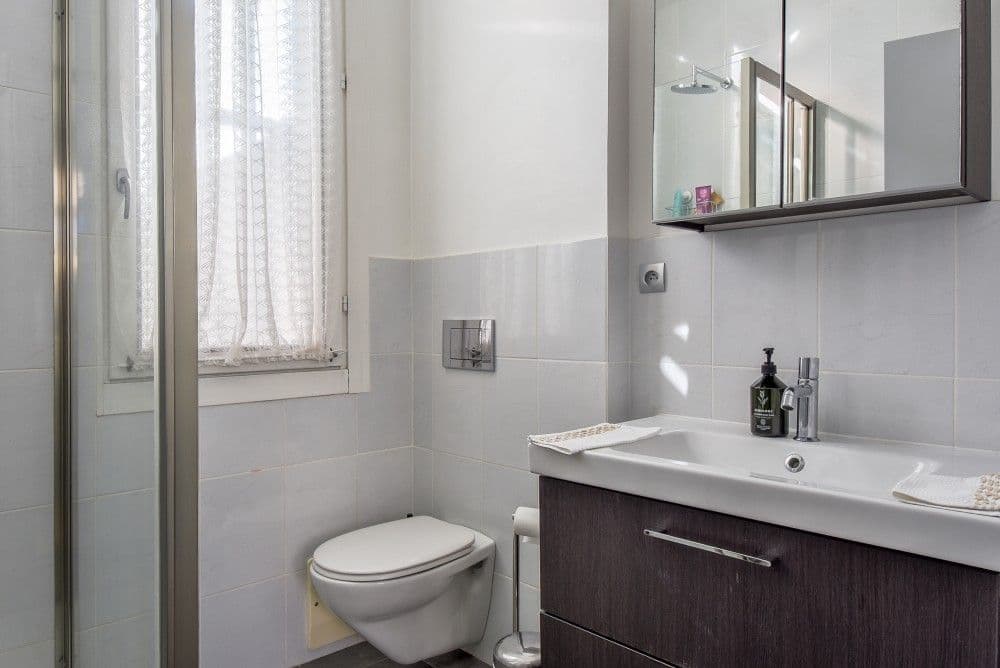 Shower room with wall-hung toilet and vanity unit, 2-bedroom apartment in the Carré d’Or, Nice